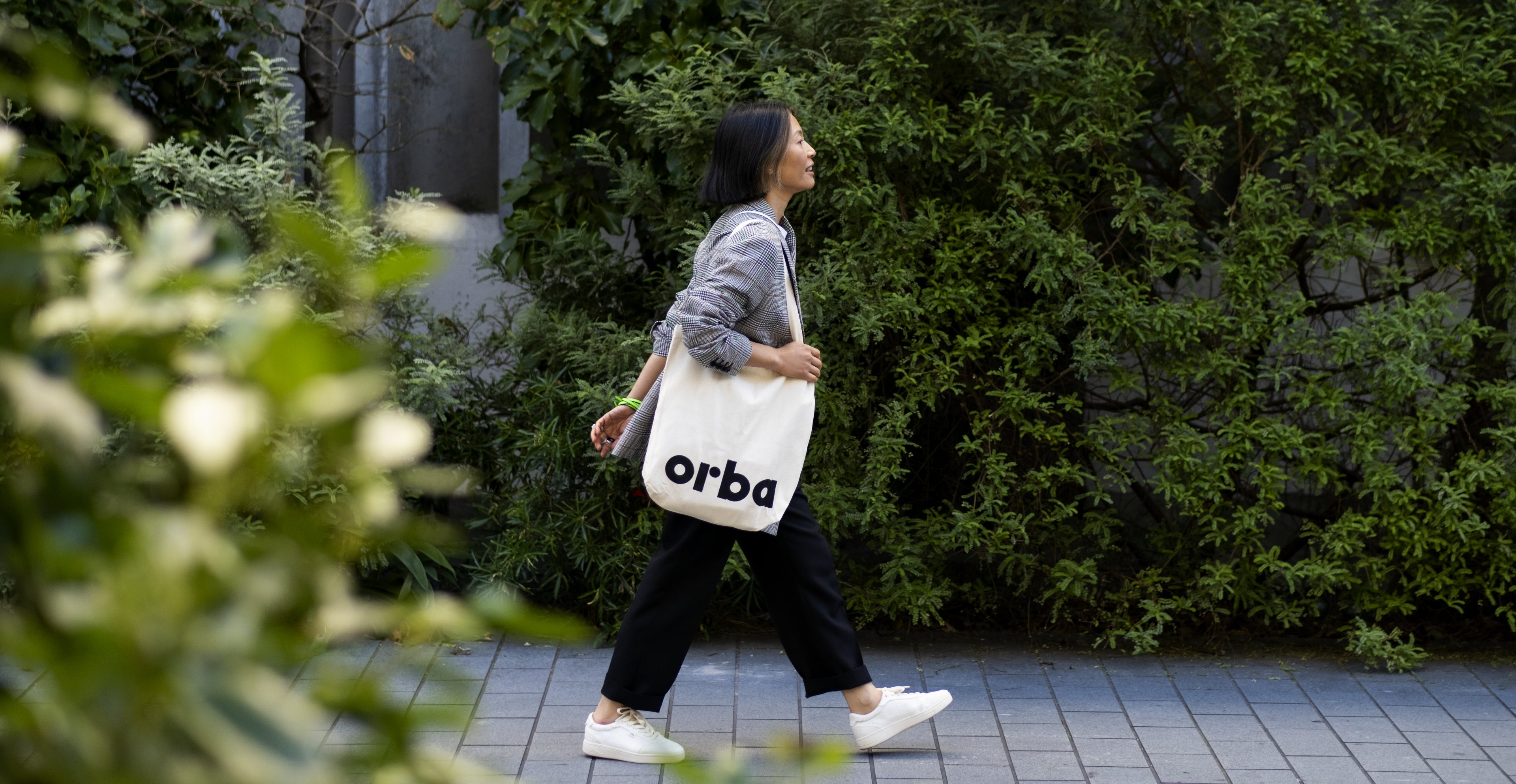 Women walking in Orba Ghost Sneakers with totebag